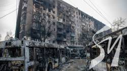 Росіяни скинули потужну бомбу на лікарню в Маріуполі, під завалами близько 300 людей